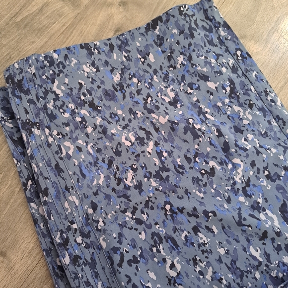 14 Athleta Blue Camoflage Animal Print Cropped Flowy Pants - Picture 3 of 6